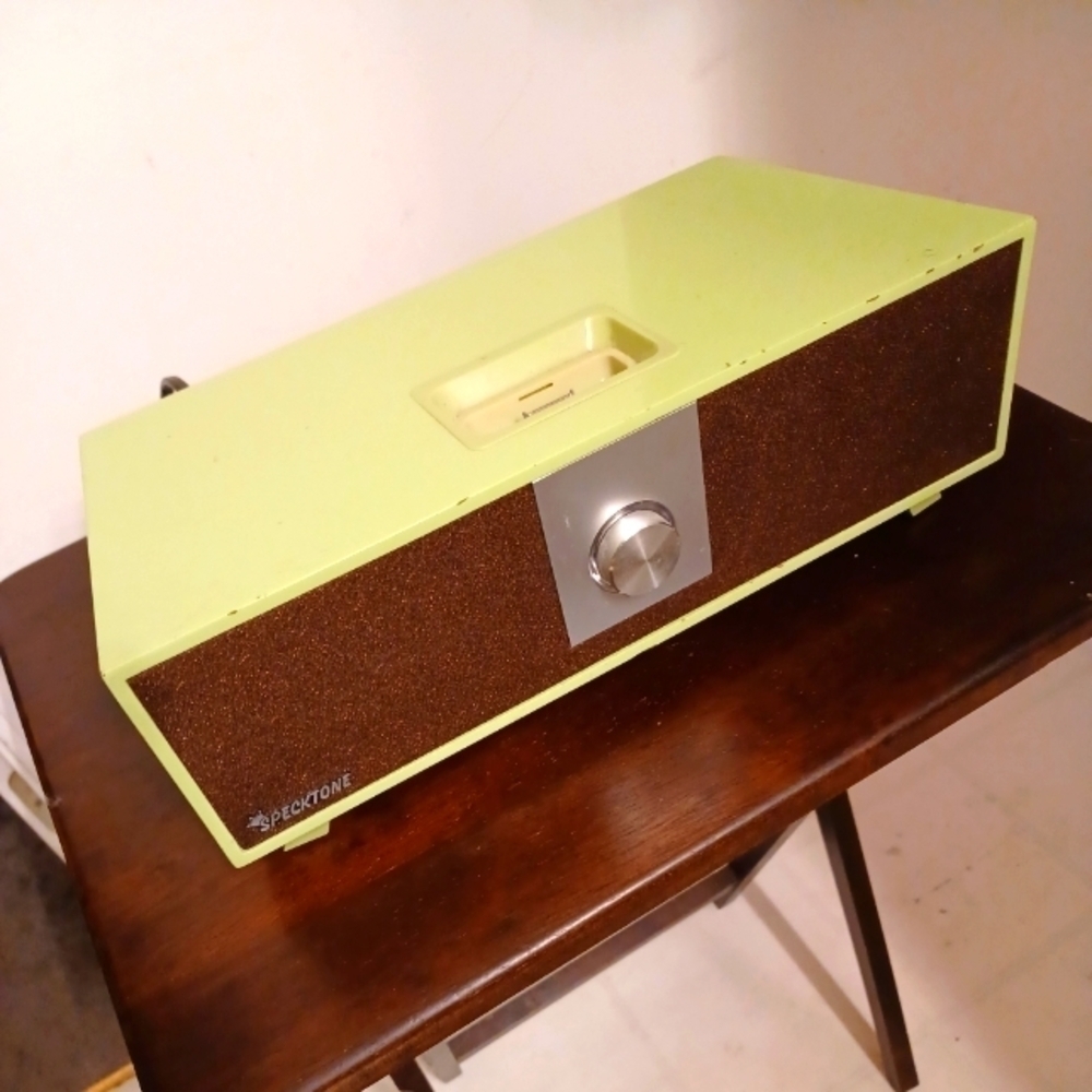 𝅺Specktone Retro iPod Docking Station - Picture 3 of 12